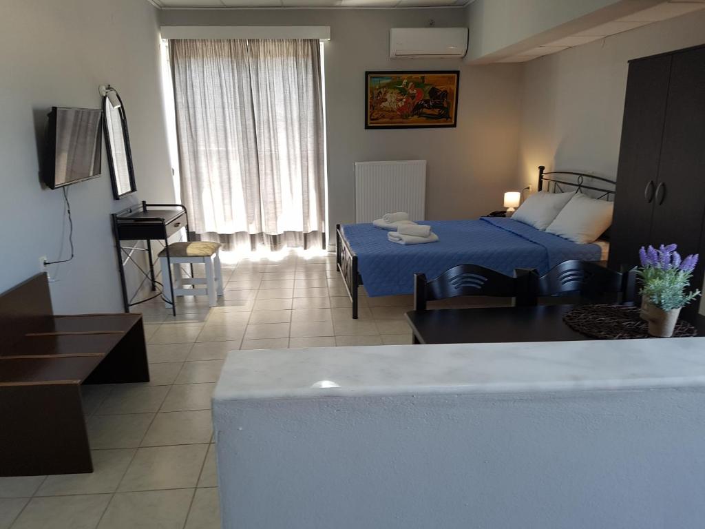 Łóżko lub łóżka w pokoju w obiekcie Hotel Apollon