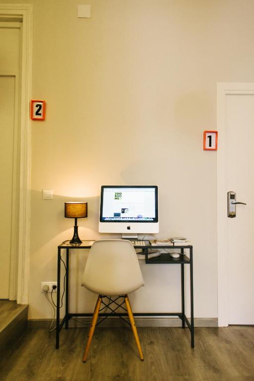 TV a/nebo společenská místnost v ubytování ZOOROOMS Boutique Guesthouse