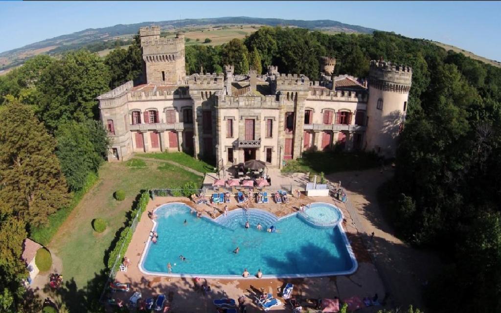 een luchtzicht op een kasteel met een zwembad bij Château de la Grange Fort in Issoire