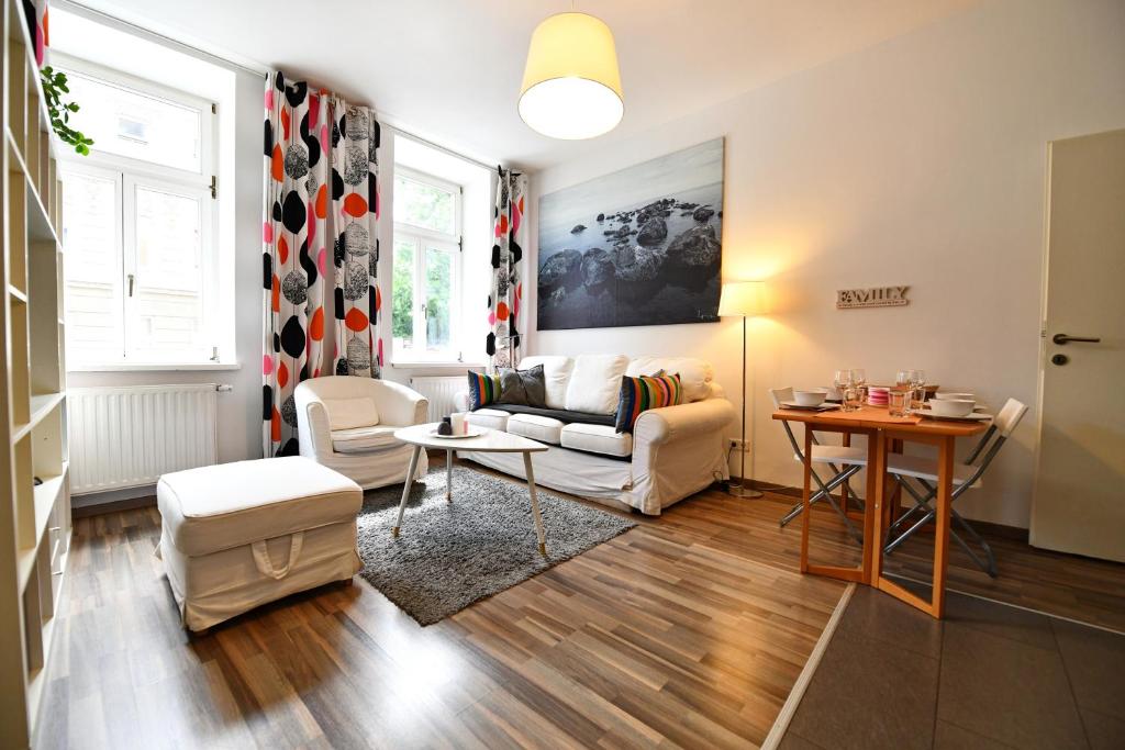 ein Wohnzimmer mit einem Sofa und einem Tisch in der Unterkunft GOOD(wo)MAN'S HOME I in Wien