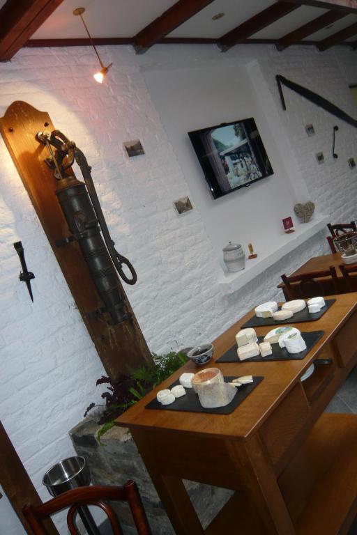 TV a/nebo společenská místnost v ubytování Hôtel/Restaurant à la Ferme
