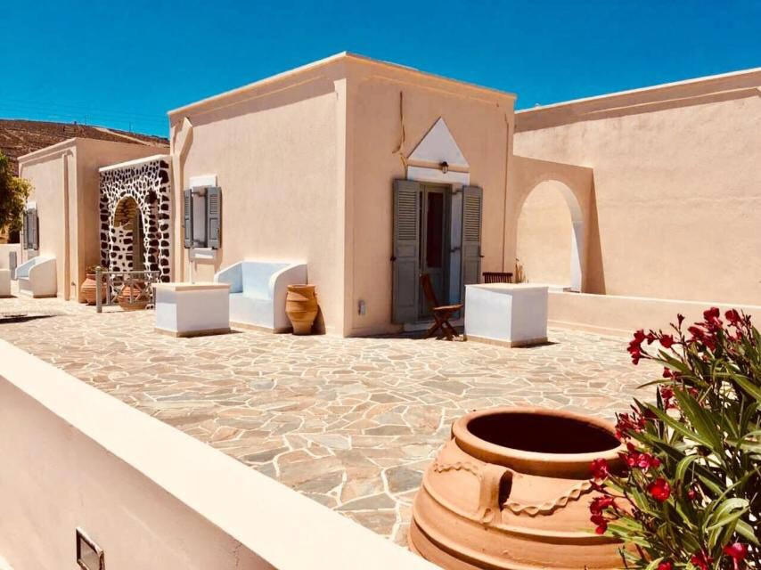 un cortile di una casa con un edificio di Camares a Chora Folegandros