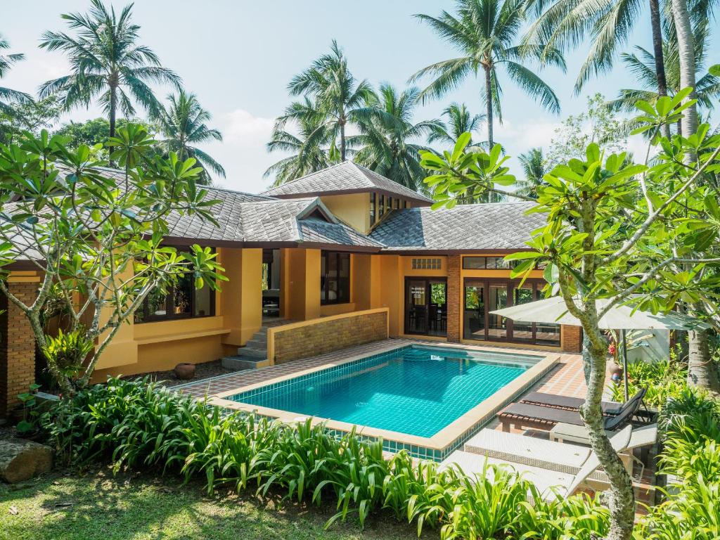 una vista exterior de una villa con piscina en Silent Palm Samui, en Taling Ngam