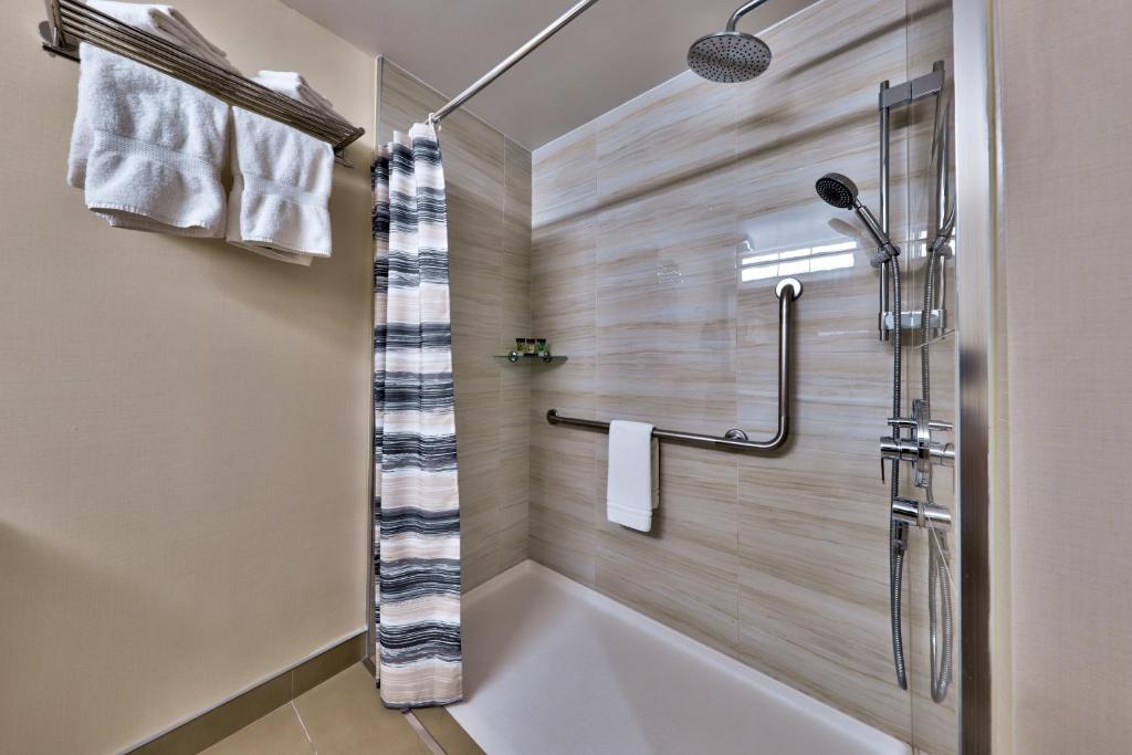 Ванная комната в Sun Peaks Lodge
