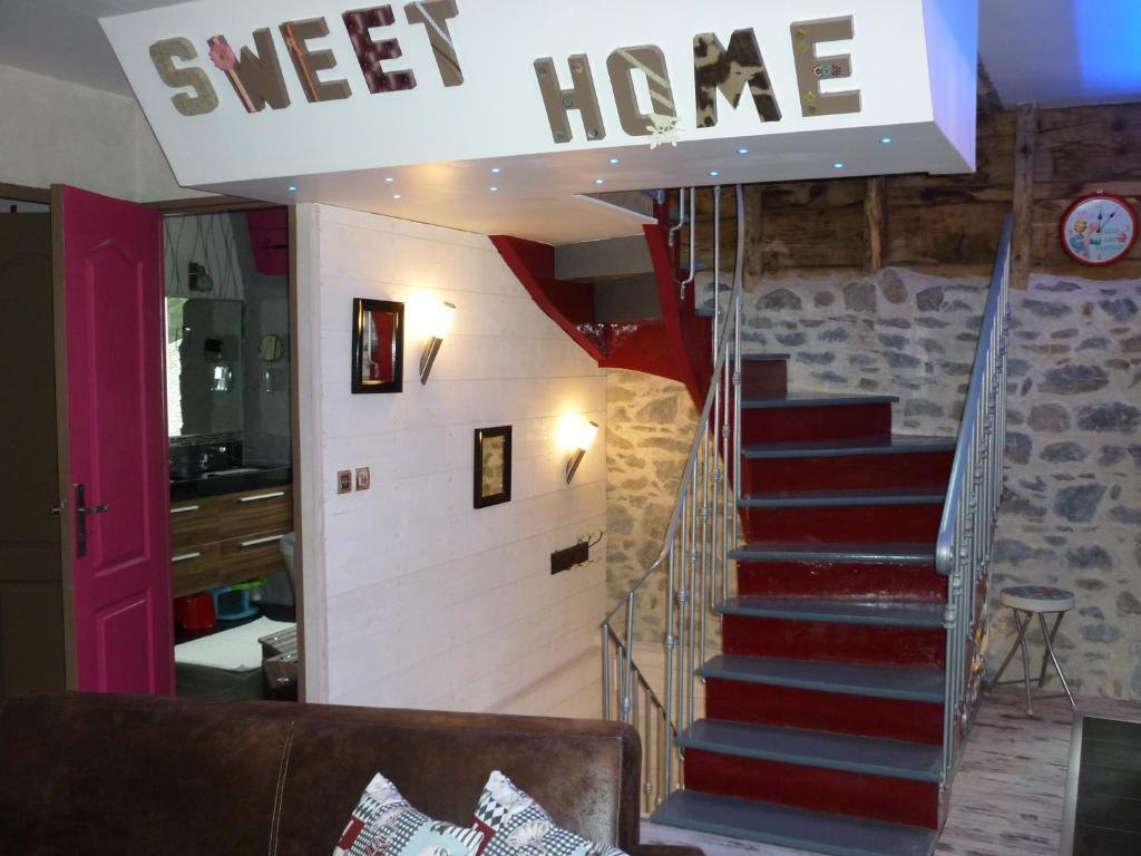 een trap met een bord dat "Sweet Home" zegt bij La Vallée in Le Mont-Dore