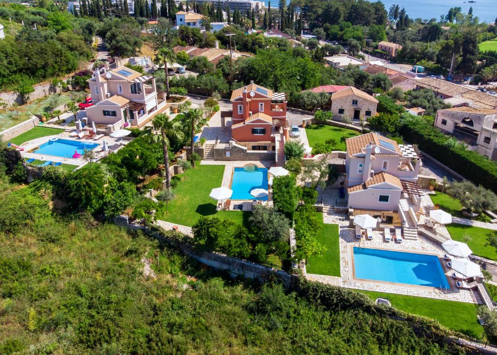 ダシアにあるTesori Dassia Villas By Hoteliusのスイミングプール付きの家屋の空中ビュー