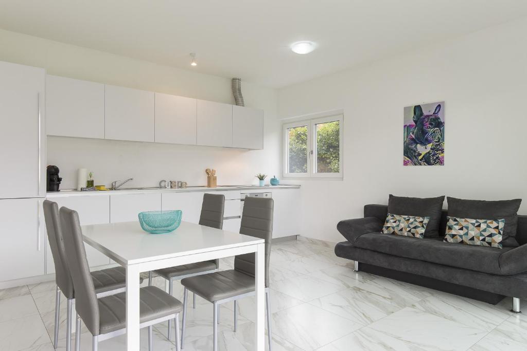 Roggia Apartments by Quokka 360 - central flats with parking space - One-Bedroom Apartment With Garden View
