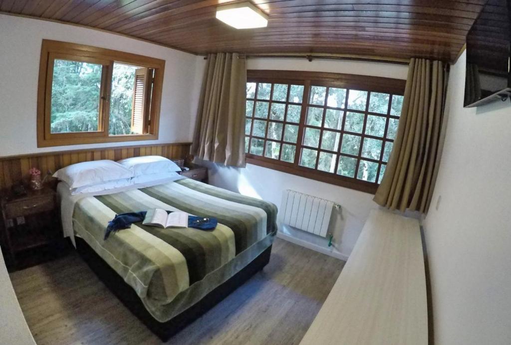 Uma cama ou camas num quarto em Pousada Rosa