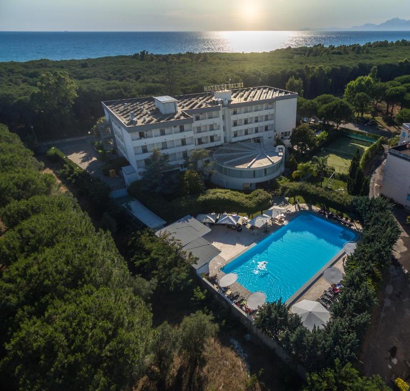 vista aerea di un hotel con piscina di Hotel Le Palme a Paestum