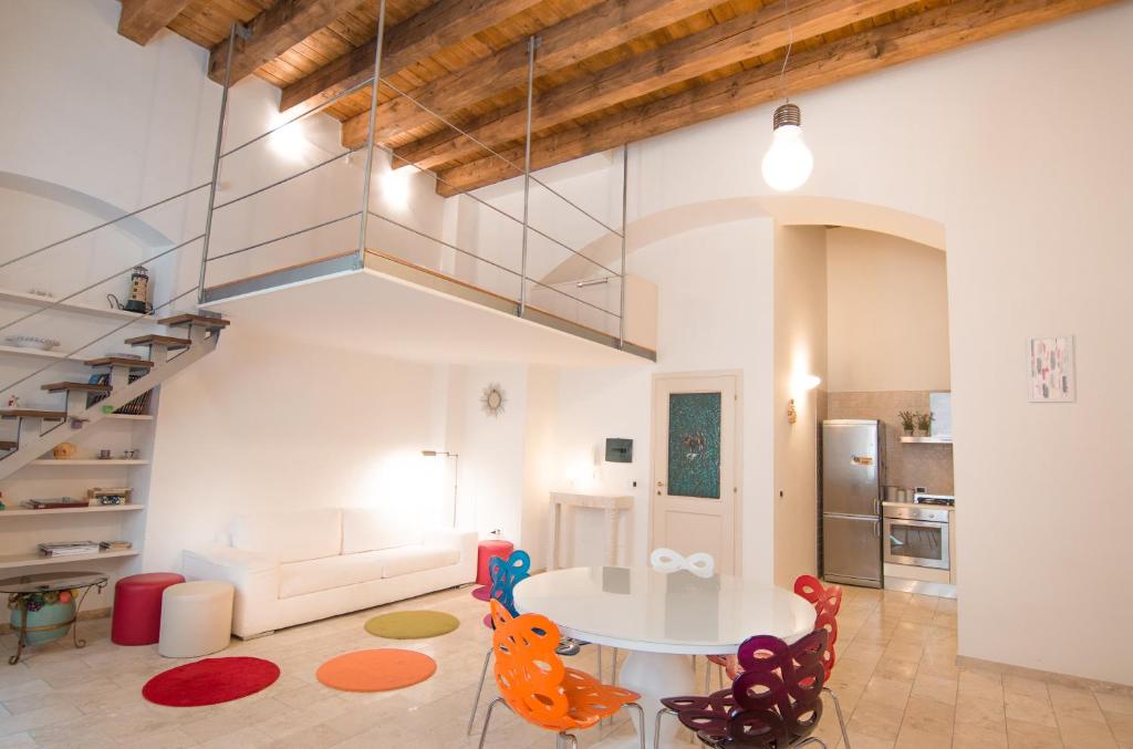 sala de estar con mesa blanca y sillas en Modern Apartment in Historic Building, en Cagliari