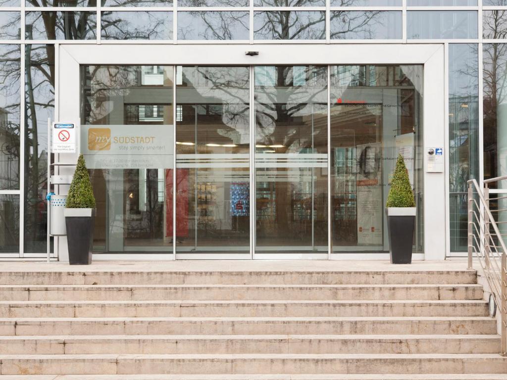 um edifício de vidro com escadas em frente em My Südstadt Bonn em Bonn