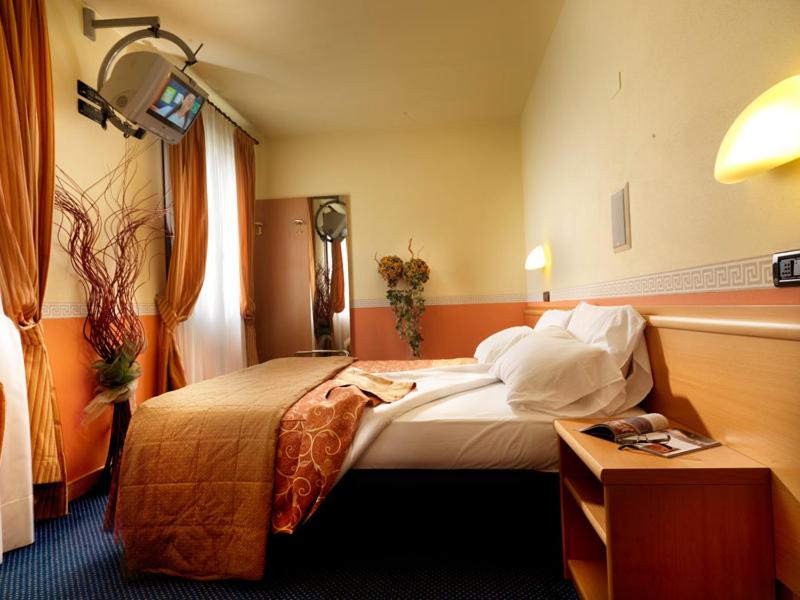 Postel nebo postele na pokoji v ubytování Hotel & Residence Roma