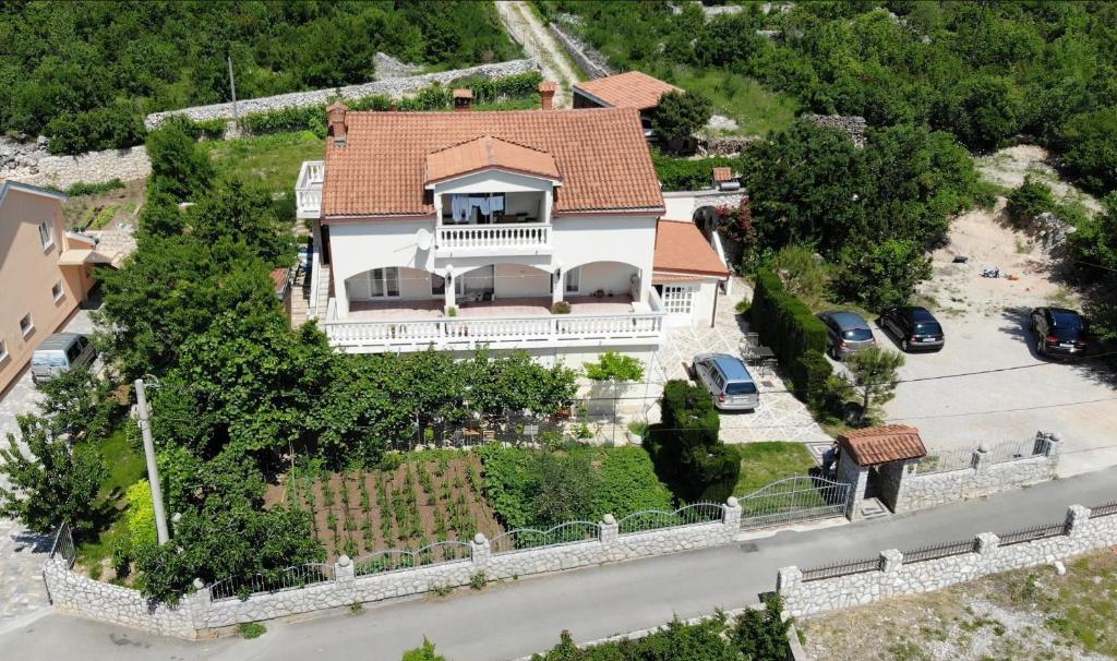 een luchtzicht op een huis met een dak bij Apartments Dida moj in Šmrika