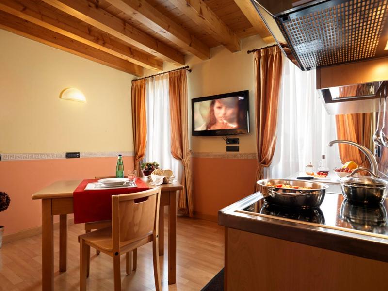 Kuchyň nebo kuchyňský kout v ubytování Hotel & Residence Roma