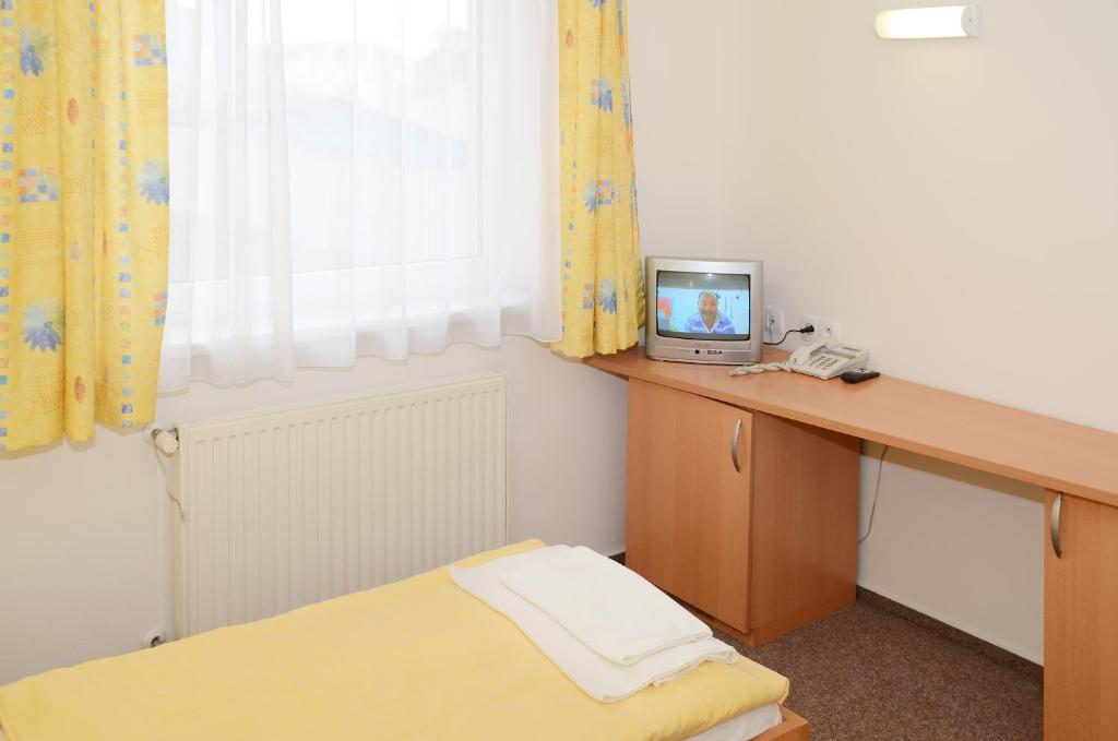 TV a/nebo společenská místnost v ubytování Hotel Imos