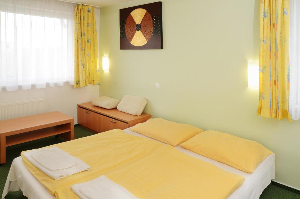 Postel nebo postele na pokoji v ubytování Hotel Imos