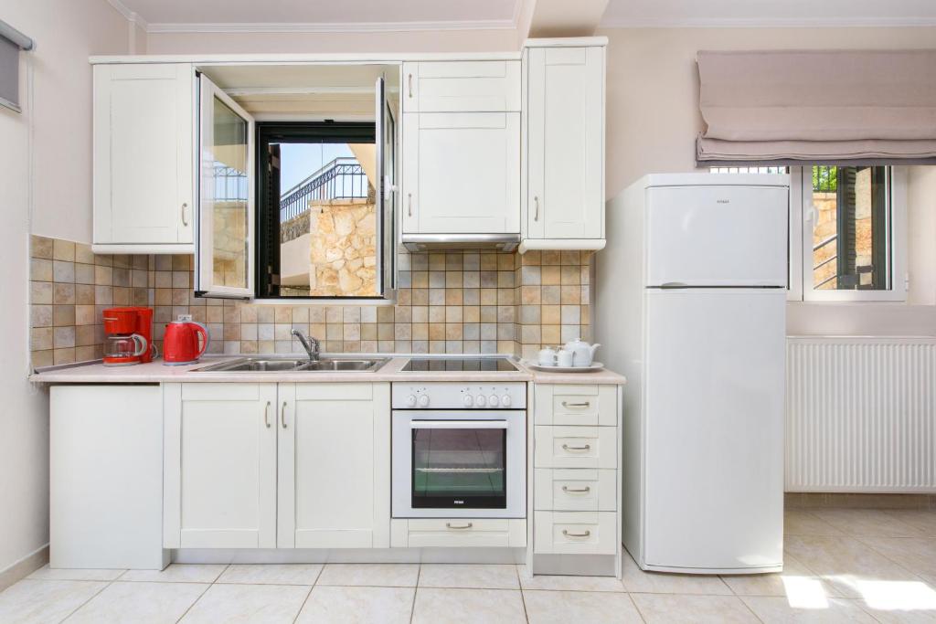 Kuchyň nebo kuchyňský kout v ubytování Tesori Dassia Villas