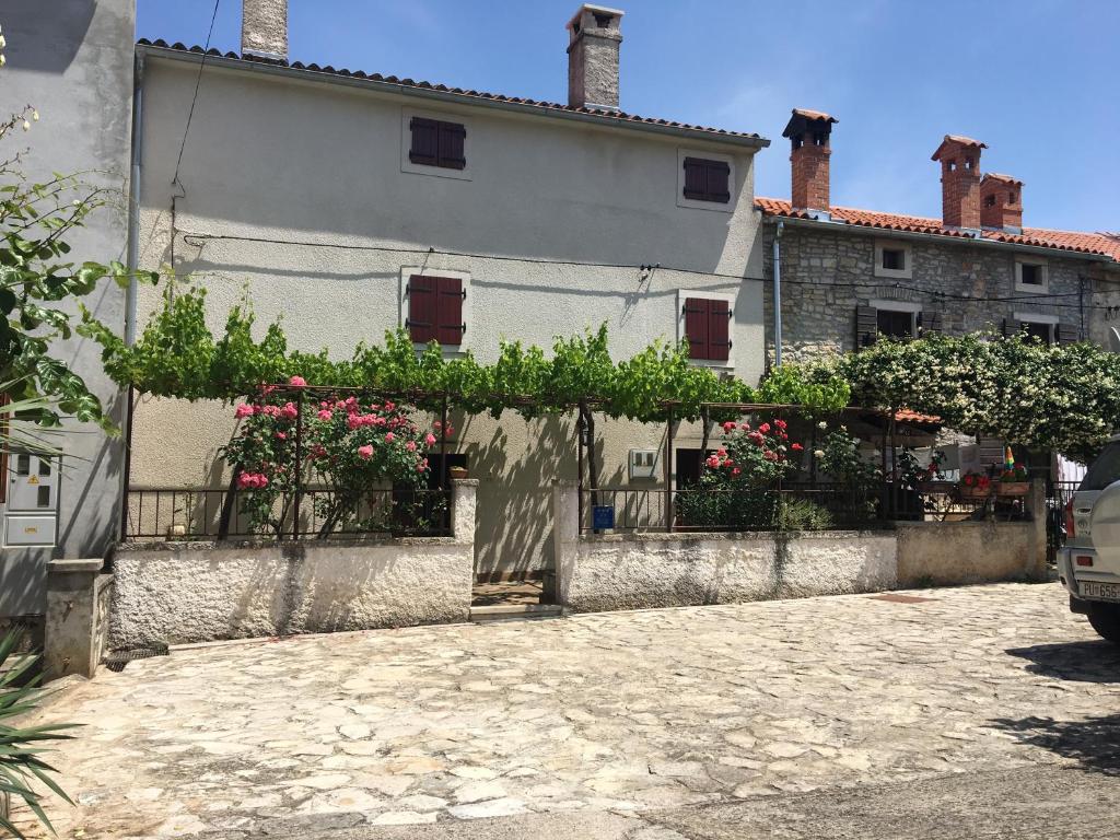 un edificio con flores a un lado. en Holiday house Catela en Rakalj