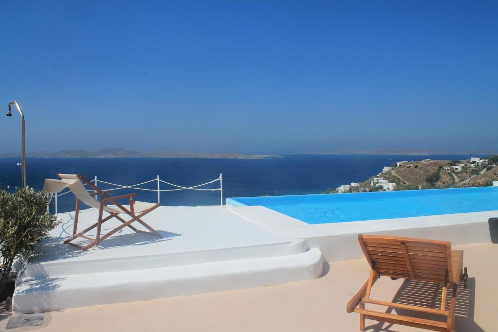 Bazén v ubytovaní Luxury Suites Poseidon alebo v jeho blízkosti