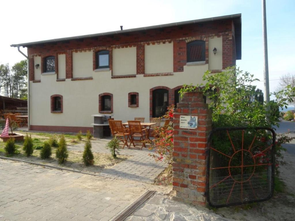 una casa con puerta, mesa y sillas en Beautiful Mansion in Bastorf near Sea en Kägsdorf