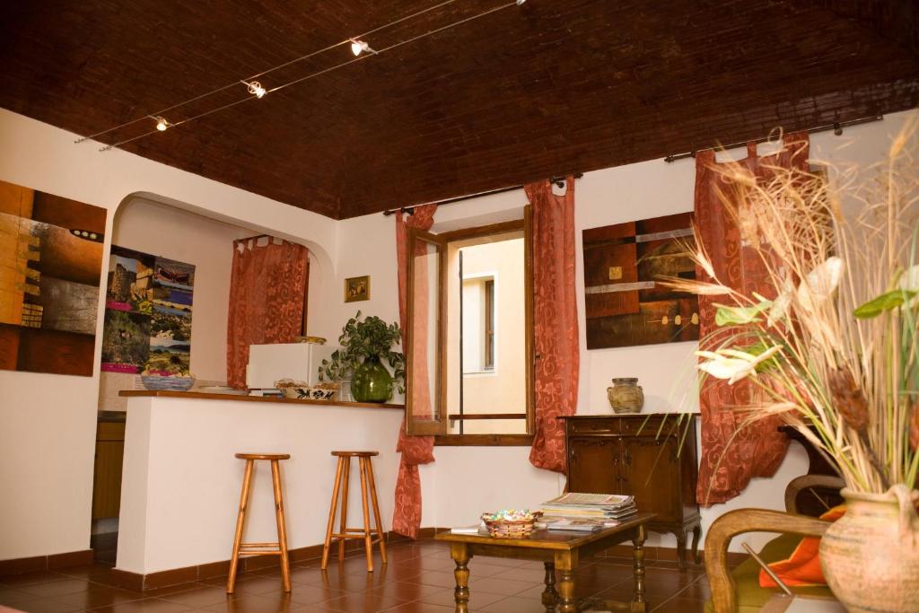 a living room with a table and two stools at B&B Vecchia Alghero in Alghero