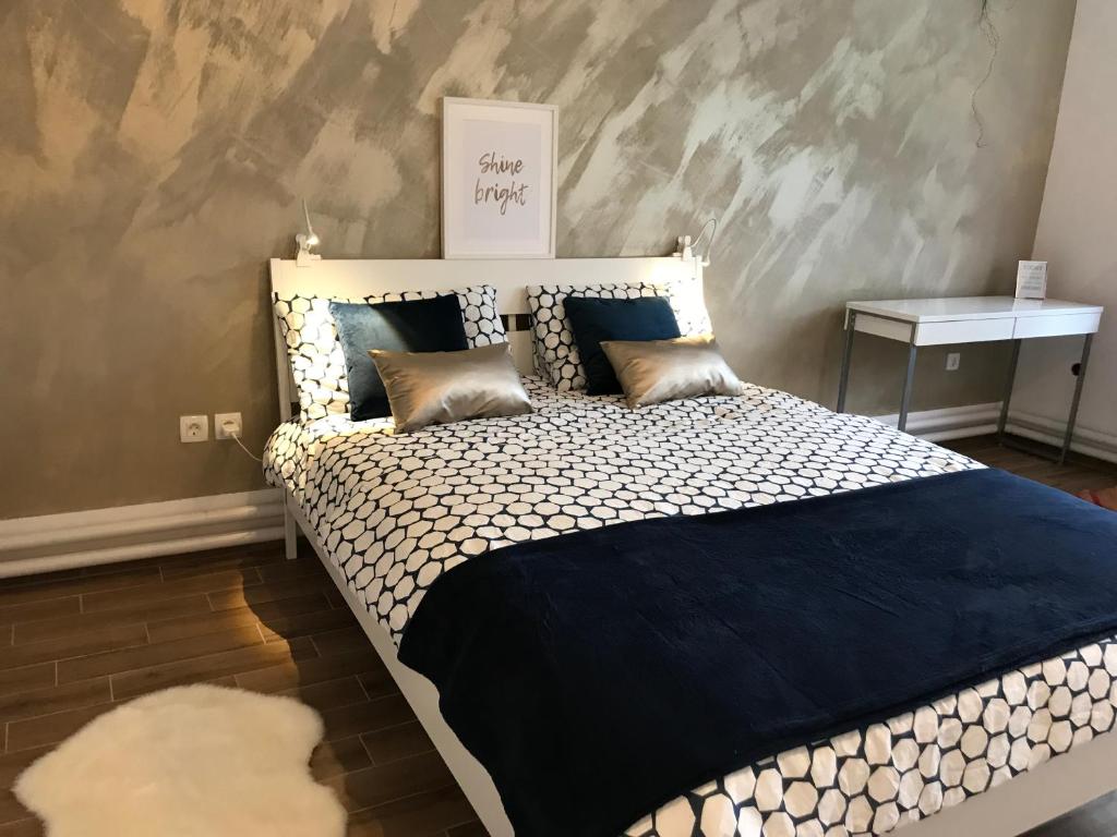 1 dormitorio con 1 cama grande con sábanas y almohadas azules en Jure apartment in Ljubljana, en Liubliana