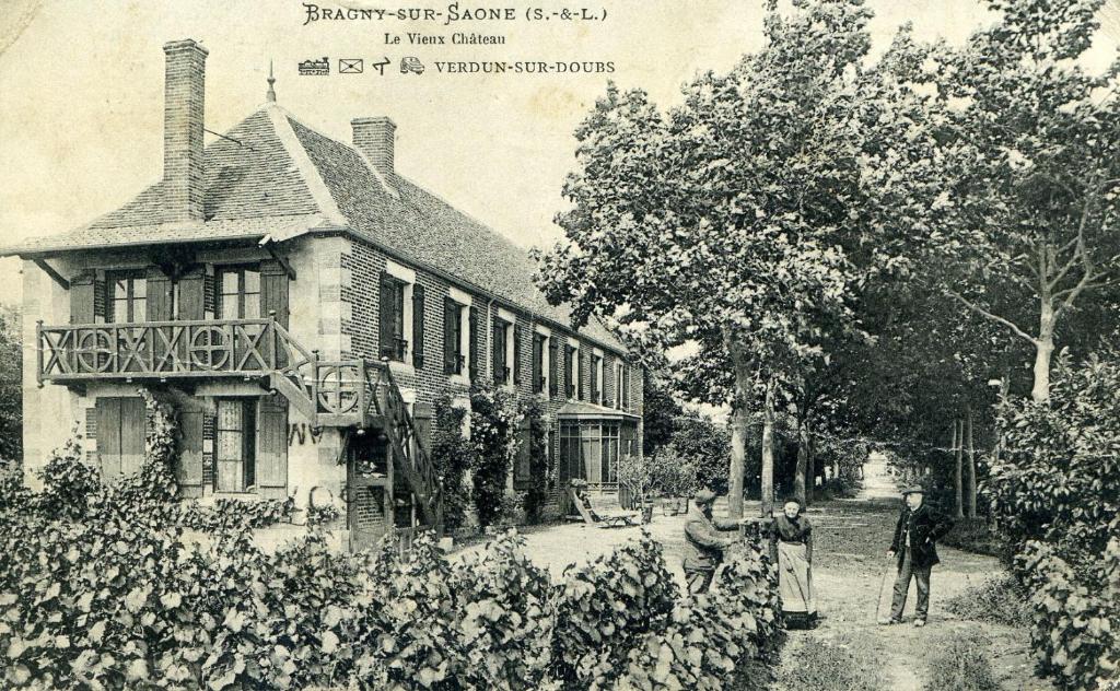 una vieja foto de una casa con gente parada frente a ella en L'evidence en Bragny-sur-Saône
