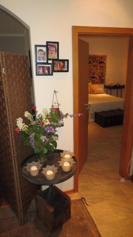 a room with a table with a bouquet of flowers at A Casa do Lagar in Azeitao