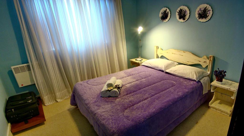 Uma cama ou camas num quarto em Pousada Rosa