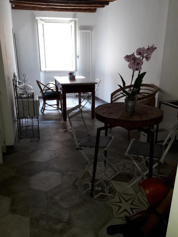 帕維亞的住宿－B&B Castellani，客厅配有桌椅和窗户。