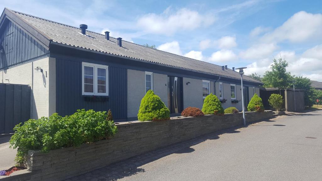 ein Haus mit einem Zaun davor in der Unterkunft Apartamenty Nexo in Neksø