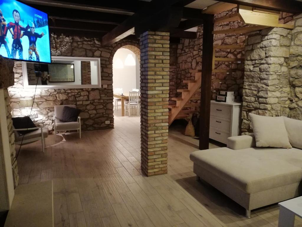 Televízia a/alebo spoločenská miestnosť v ubytovaní Tailor's house