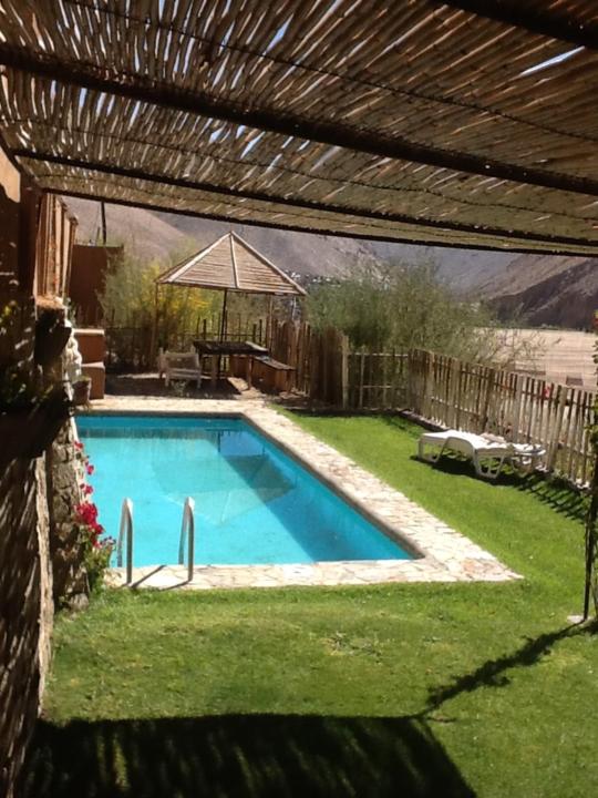 una piscina en el patio de una casa en Casa Higuera en MonteGrande, en Monte Grande