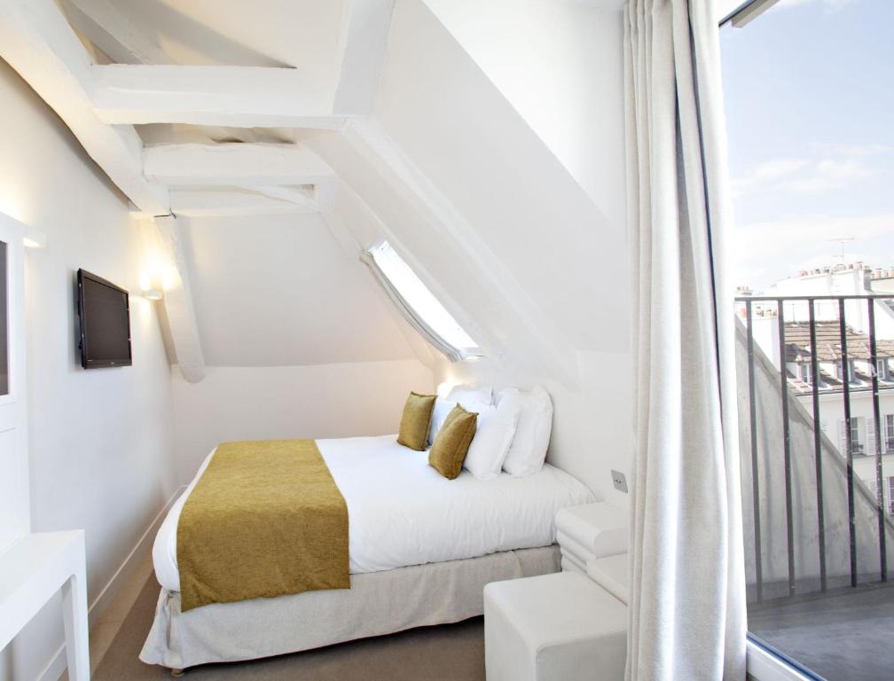 Un pat sau paturi într-o cameră la Hotel Elysée Secret