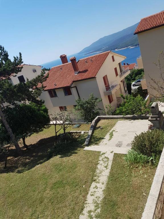 widok na dom z ogródkiem w obiekcie Apartment Calista w Rabacu