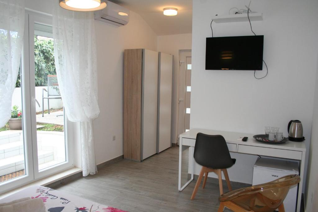 TV a/nebo společenská místnost v ubytování Room with garden