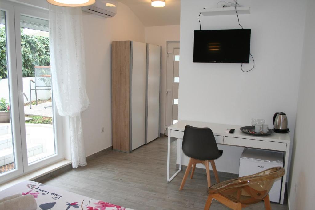 Kuchyň nebo kuchyňský kout v ubytování Room with garden