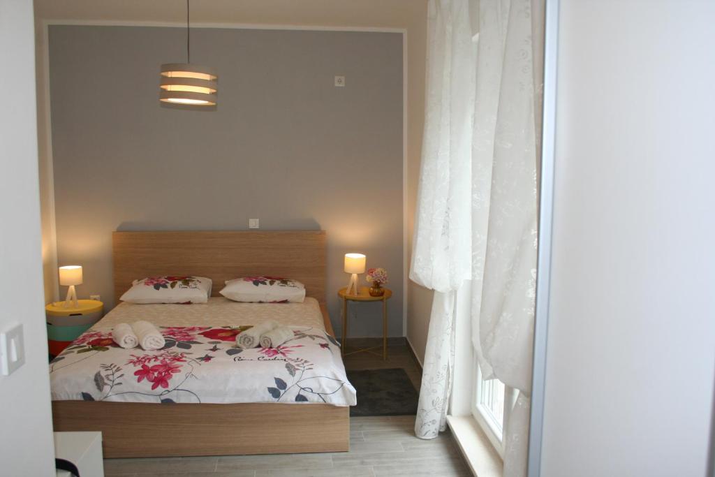Postel nebo postele na pokoji v ubytování Room with garden