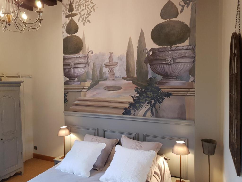 een slaapkamer met een bed met 2 witte kussens bij Hotel Particulier Robin Quantin in Tours