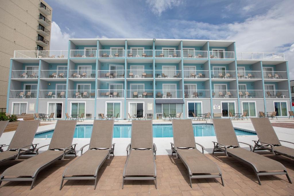 un hotel con sillas y una piscina en Garden City Inn, en Myrtle Beach