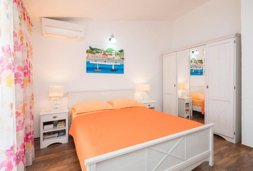 Postel nebo postele na pokoji v ubytování Gem of the sea luxury beach apartment with brand new heating infinity pool