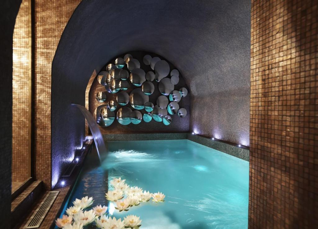 - une piscine dans une grotte avec un tonneau dans l'établissement La Maison Favart, à Paris