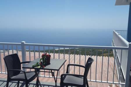 einen Tisch und Stühle auf einem Balkon mit Strandblick in der Unterkunft Casa Hortensia1 in Tijarafe