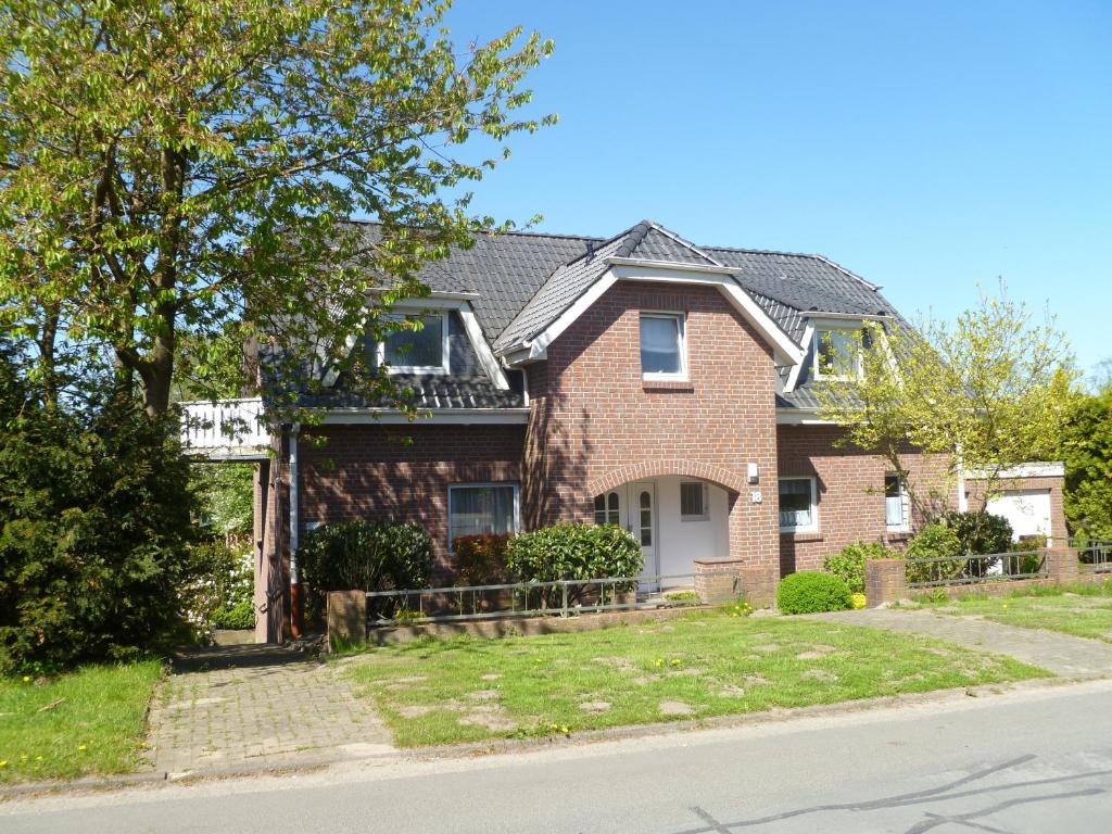 a brown brick house with a white door at Natur und Erlebnis in Langen