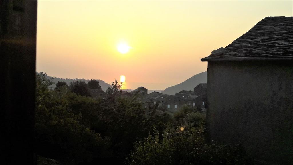 a sunset seen from a house in a city at d17 studio pietra in Mucchio