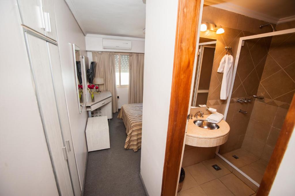 Baño pequeño con lavabo y espejo en Hotel Posadas en Posadas