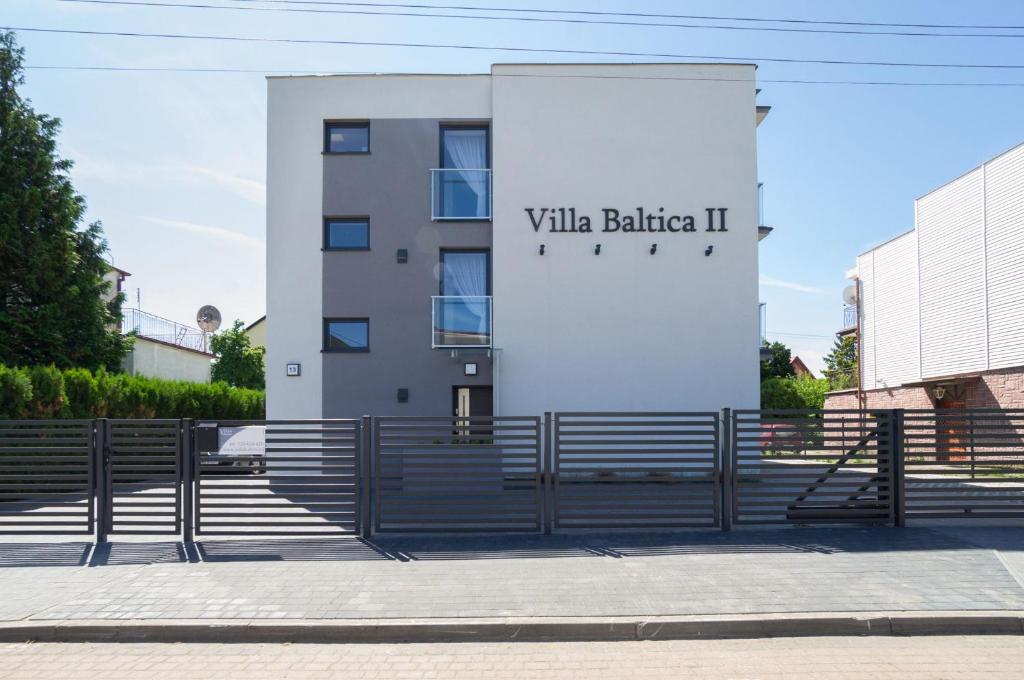 budynek z napisem "Virka balitzer II" w obiekcie Villa Baltica II w Rewie