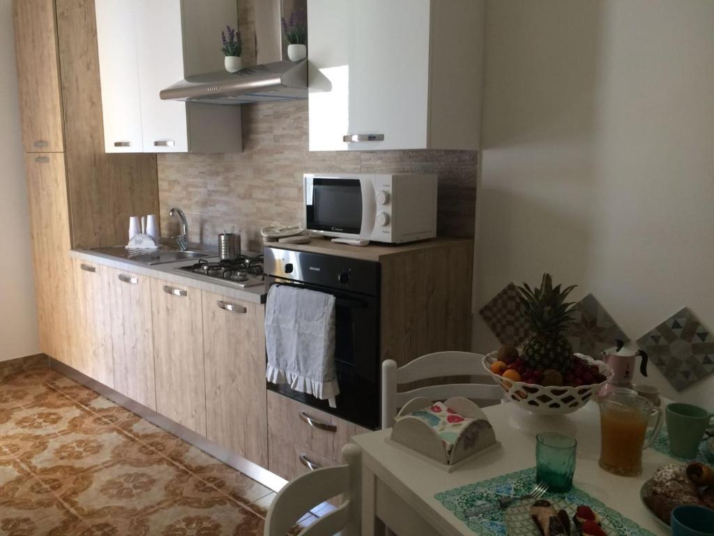 una cocina con estufa y microondas en Zá ‘Ntunietta, en Portopalo di Capo Passero