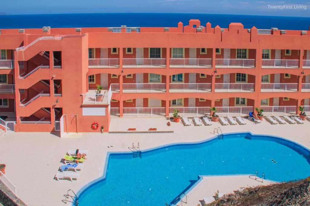 uma vista aérea do resort com uma grande piscina em Residence Playa Paraiso With Ocean View em Costa Calma