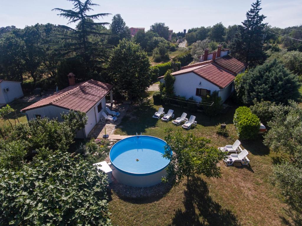 Bazén v ubytování Holiday Home Kipo i Lunja nebo v jeho okolí